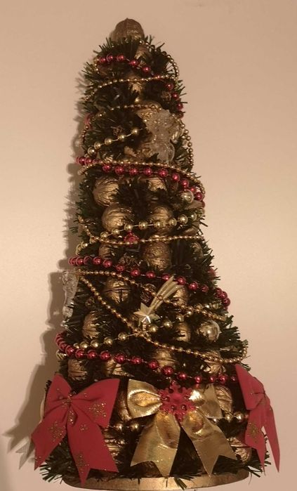 Choinka już ubrana z ozdobami na okrągłej stabilnej podstawie