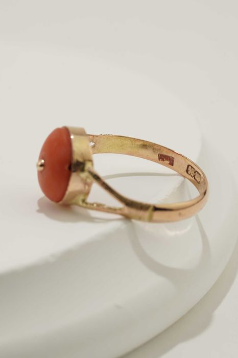 Złoty pierścionek z Koralem 14k 2.57g