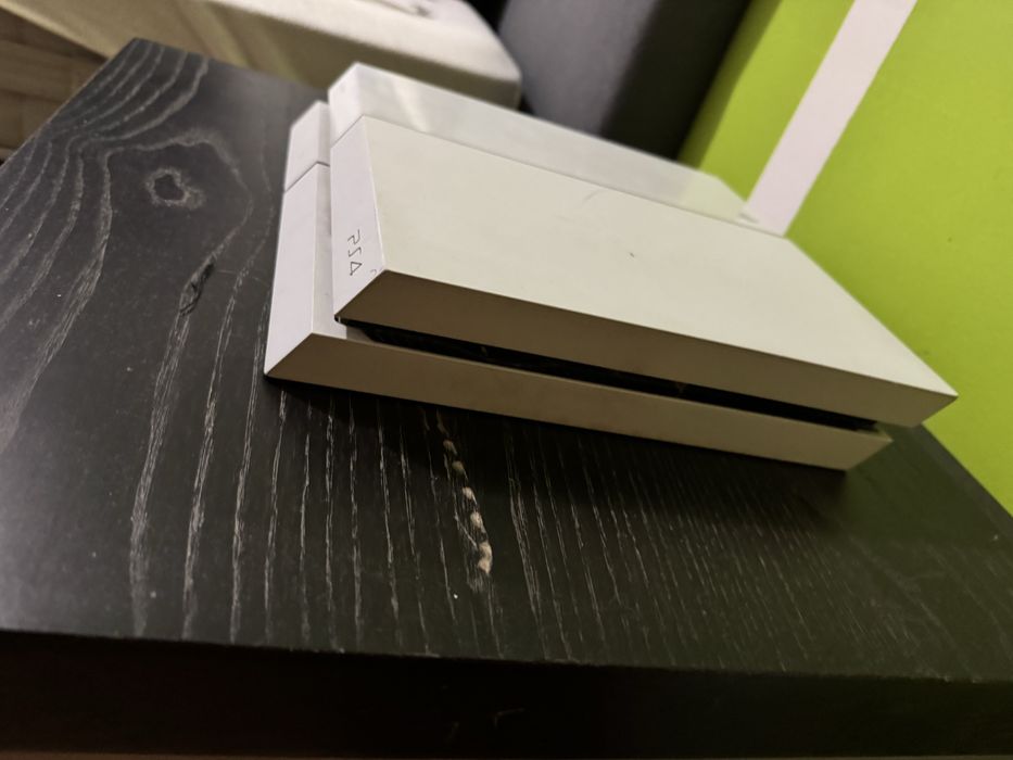 Ps4 branca (utilizada ) com 6 jogos um teclado e um comando