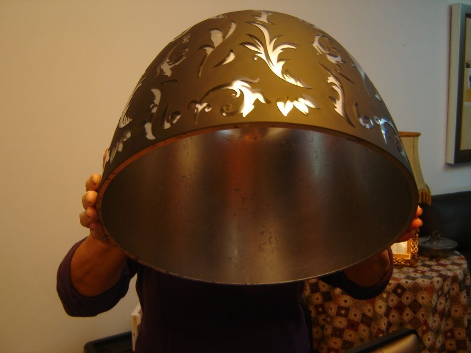 Candeeiro preto e prateado