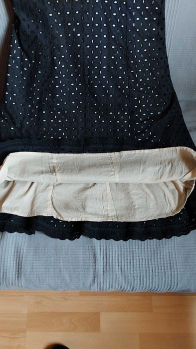 czarna sukienka z ażurowego materiału