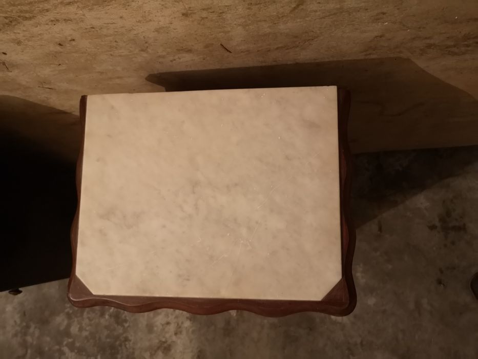 Mesas cabeceira antigas em madeira.