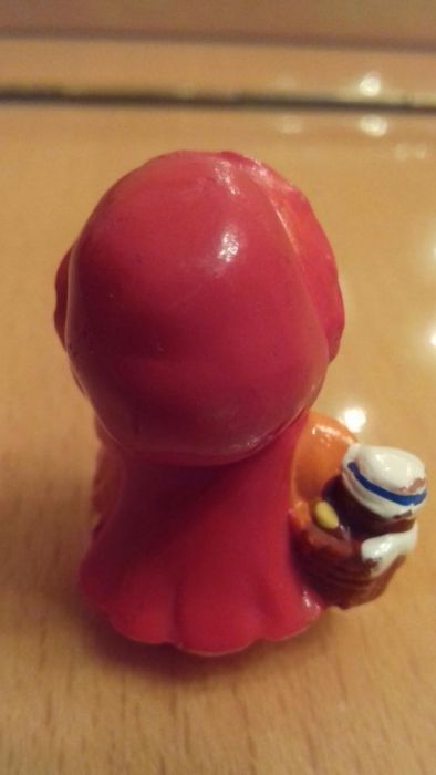 Червона шапочка Kinder surprise