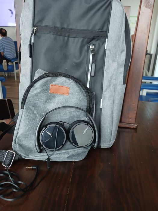 Auruiculares, mochila grande e pequens