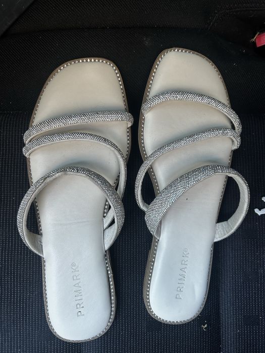 Klapki ze zdobieniem