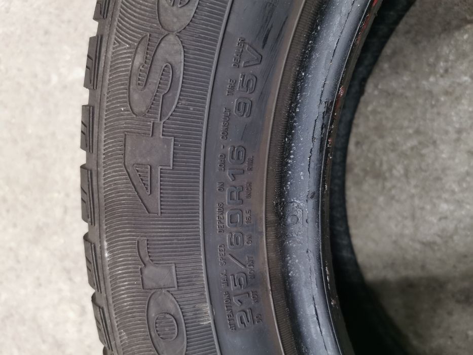 Para opon 215/60R16 Goodyear Vector 4Seasons z 2016r