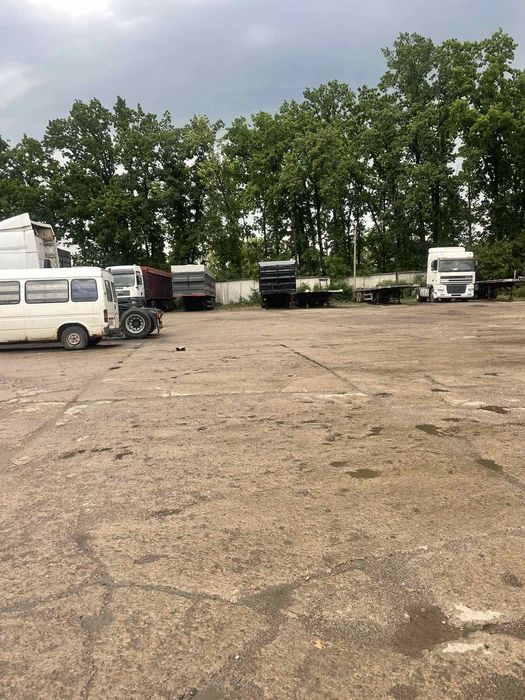 Здається в оренду огороджена тереторія 1 гектар з  приміщеннями 700 кв