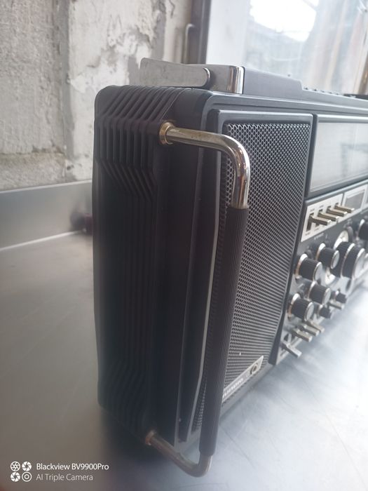 Rádio Satélite Grundig 2400 está num estádio inacreditável além de ter umas pequeninas coisinhas está mesmo maravilhoso