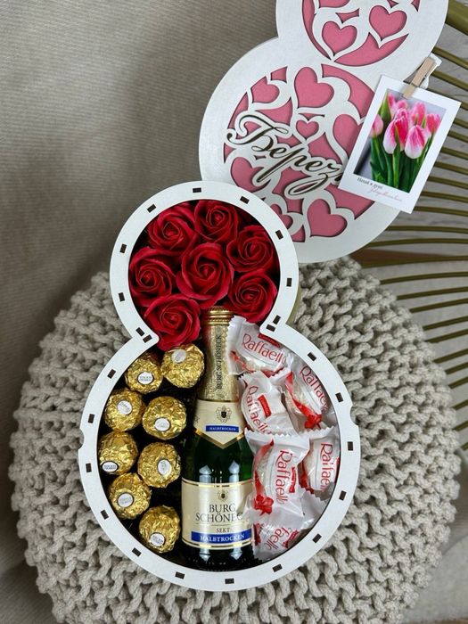 Подарунковий набір бокс шоколадний "Premium" з кіндерами для коханої