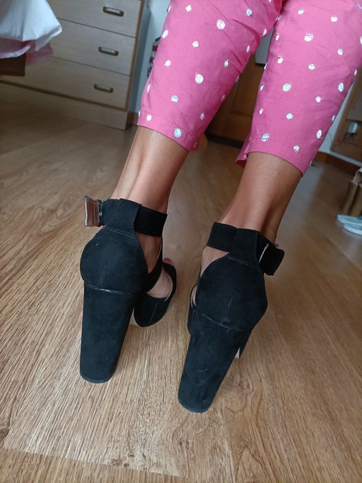 Sandálias pretas de salto alto.

Foram utilizadas uma vez em sessões