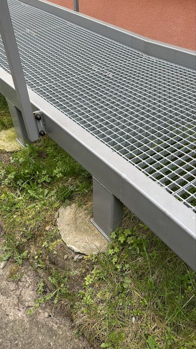 Podjazd/pochylnia dla osoby niepelnosprawnej