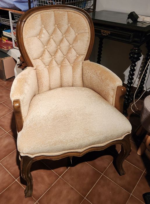 Poltrona em tecido e madeira