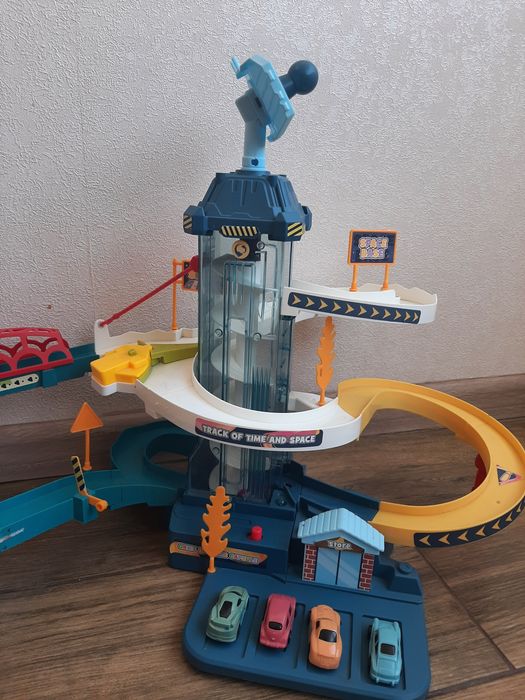 Дитяча парковка з ліфтом, космічна станція