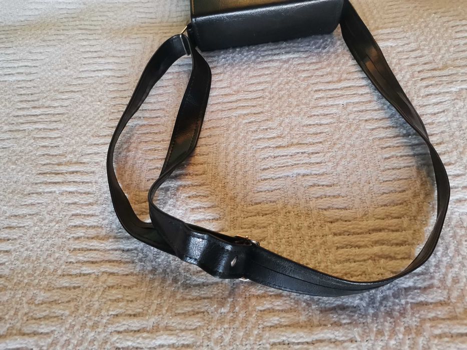 Czarna torebka trapezowa na ramię