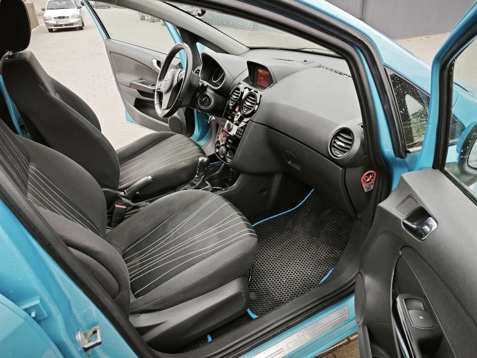 Продам Opel Corsa D 2010 року , 1.4 бензин в гарному стані,автомат , гідротрансформатор,  Продаж Опель Корса  Д