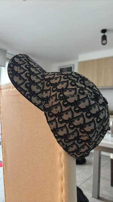 Czapka Dior - luksusowy dodatek w idealnym stanie