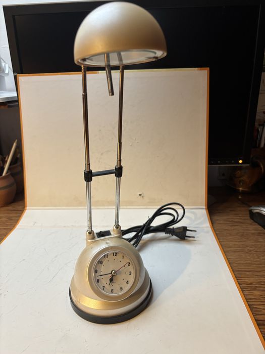 Lampka biurkowa z zegarem