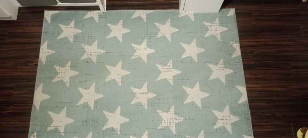 Dywan do pokoju dziecięcego - miętowy w białe gwiazdy.