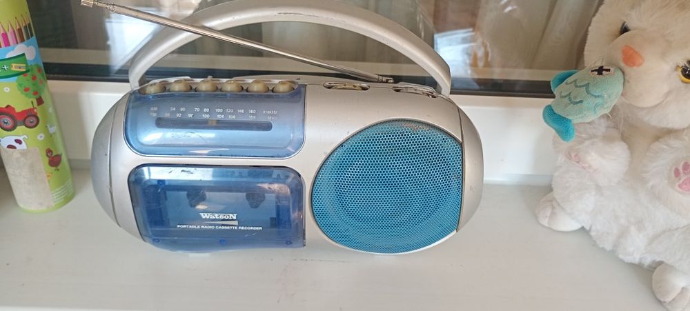 Маленьке ,голосне радейко.