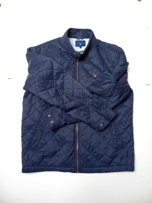 Kurtka GANT evergreen, klasyk mody. Granatowa, pikowana.