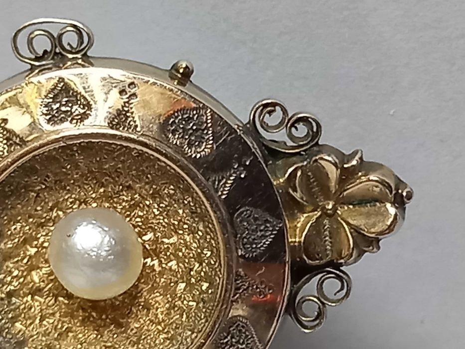Brosza z perełką, metal złocony, XIX w.