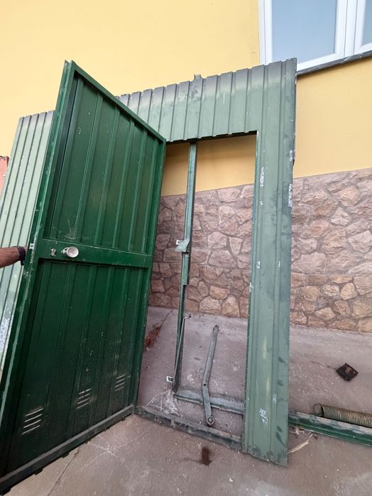 Portão com porta de serviço e motor de garagem