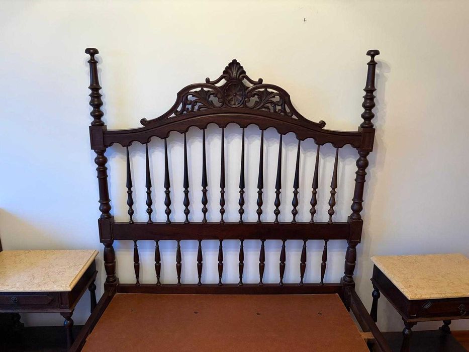 Conjunto de Móveis de Quarto Casal em Madeira Maciça – Estilo Clássico