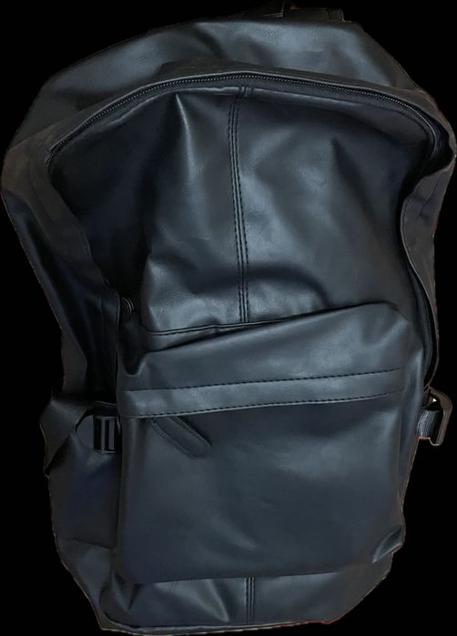 Mochila preta em pele nunca usada nova a estrear