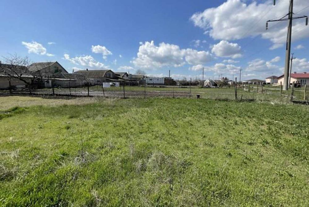 Продаж земельної ділянки у Центрі с. Молодіжне