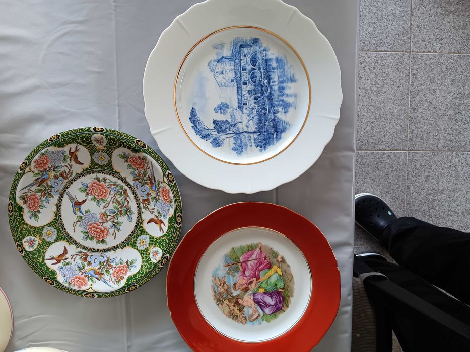 Pratos de porcelana para apoio, motivos diversos, óptimo estado