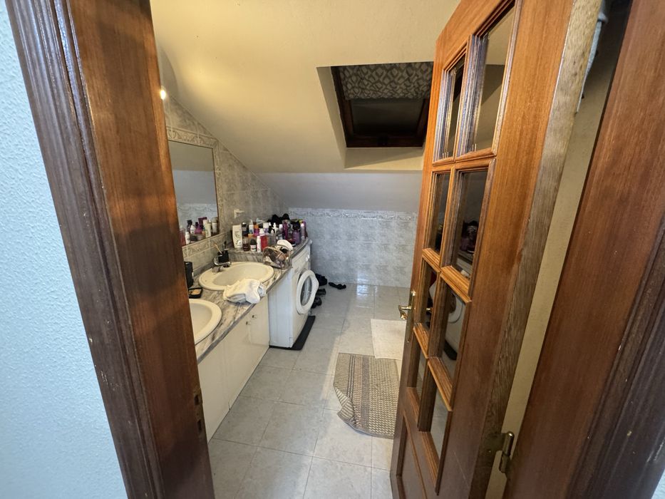 Aluga-se Quarto com casa de banho.