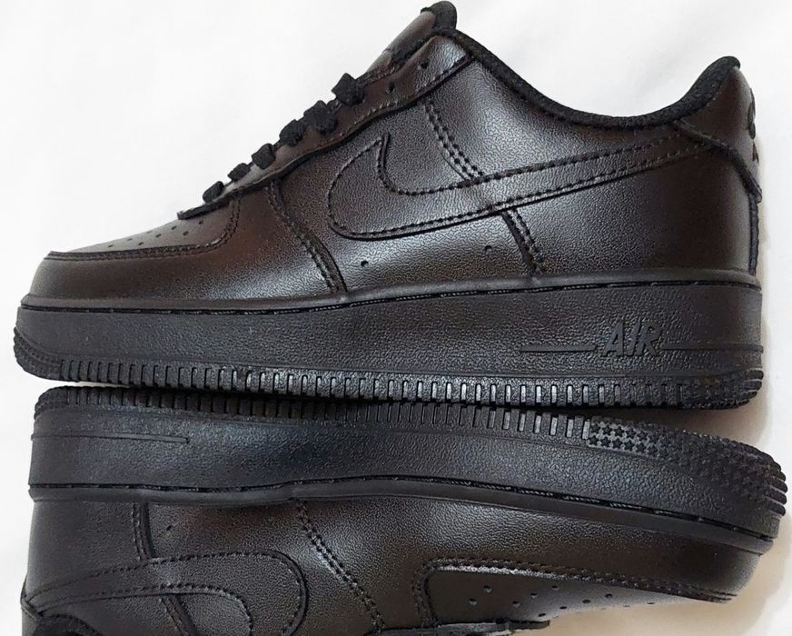 Klasyczne sneakersy sportowe, czarne, niskie, uniwersalne.