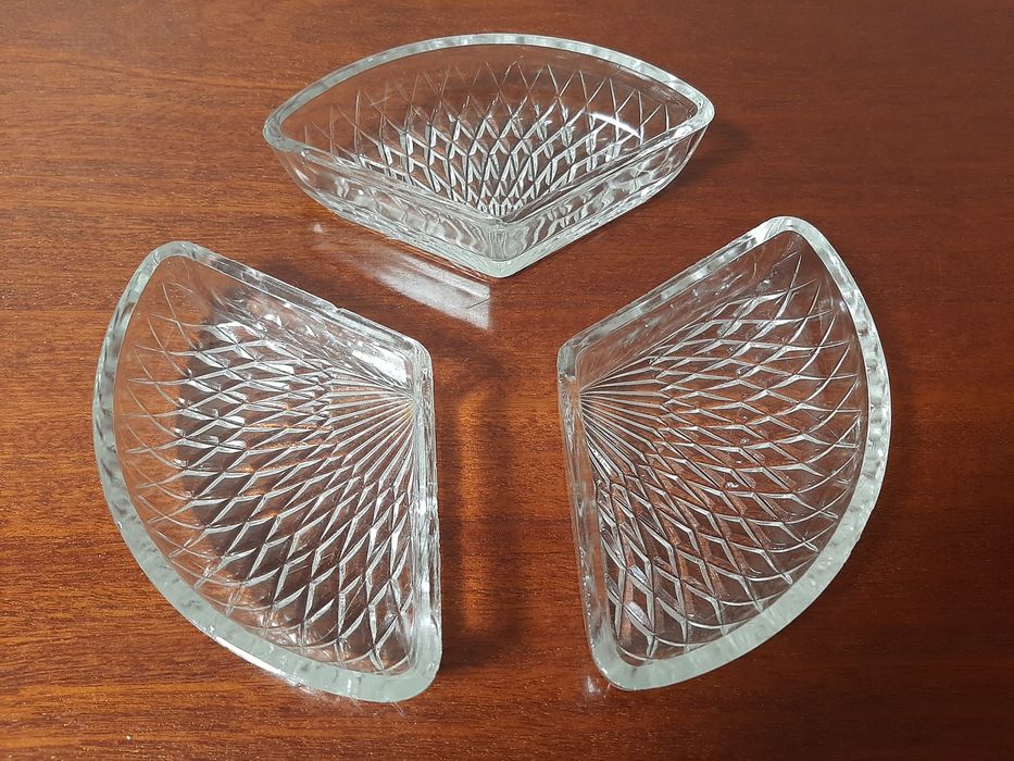 Гарнитур из трёх хрустальных тарелок.