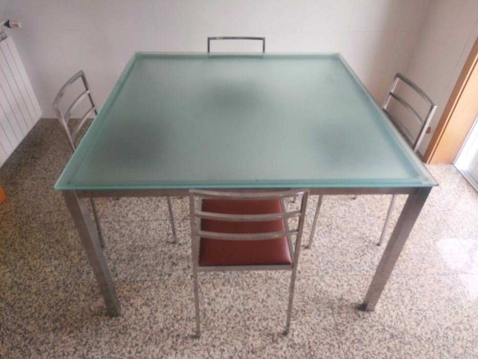 Mesa de cozinha quadrada e cadeiras