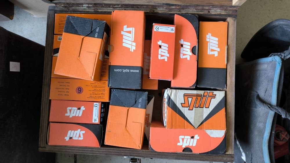 Esta fepistola de pregos a pólvora Spit P200