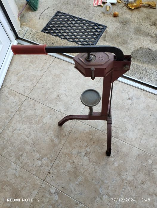 Engarrafadeira, máquina de meter rolhas de cortiça em garrafas