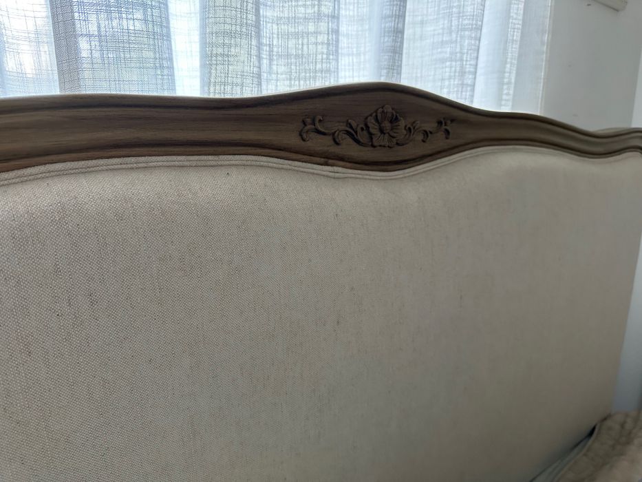 Cama de casal de madeira e forrada a Linho