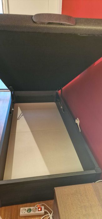 Cama solteiro com arrumação. 90cm×2metros de madeira.