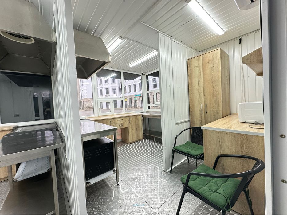 Здам в оренду фасадне приміщення під кафе/фастфуд.