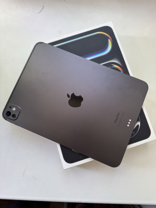 LIKE NEW!!! Ipad m4 pro