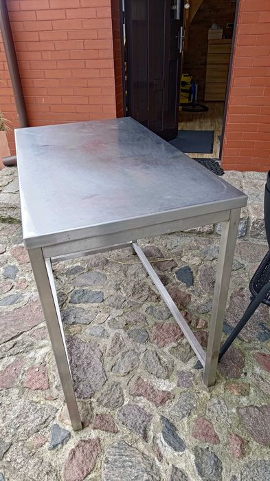 Stół gastronomiczny ze stali nierdzewnej.