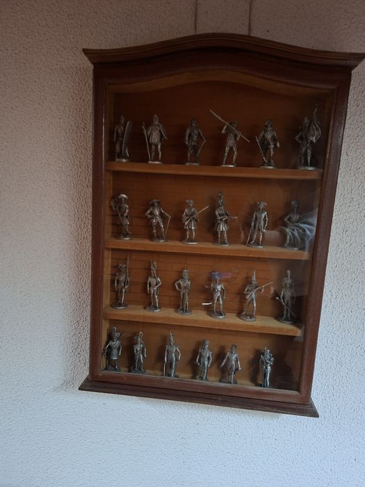 Vitrine com 24 soldadinhos de chumbo