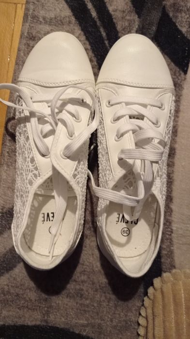 Białe trampki z boku koronka