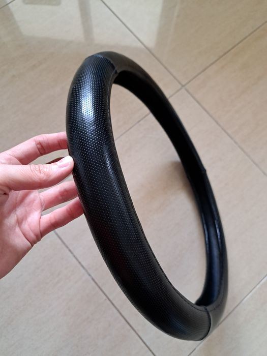 Capa de Volante Universal em Pele Sintética Perfurada - Preta (~36cm)