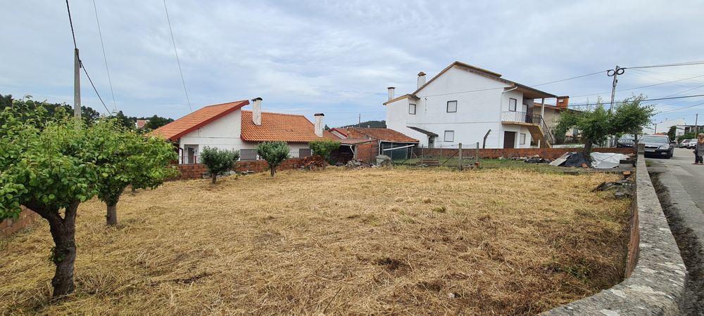 536 m2 Terreno murado e com água da rede