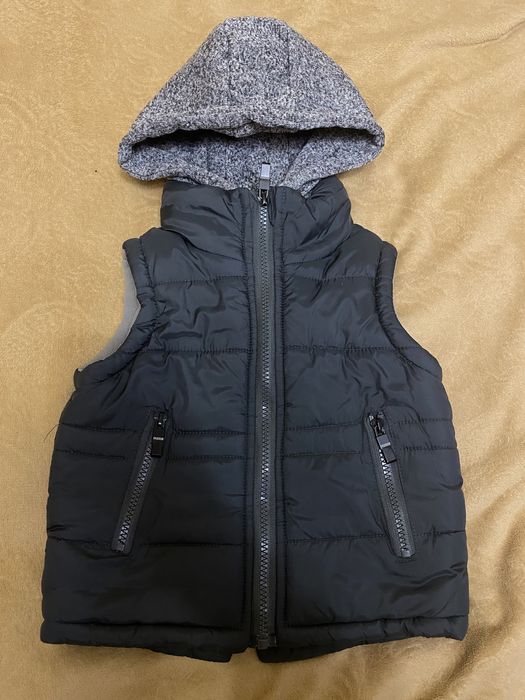 Тепла жилетка на флісі з капюшоном