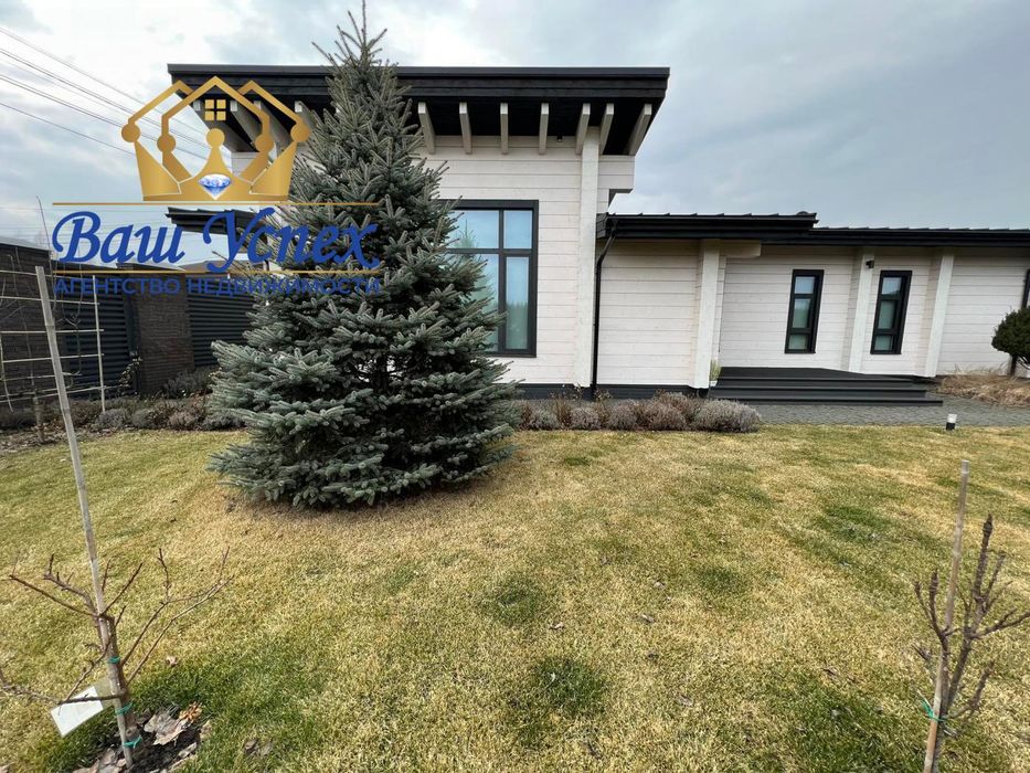 Продажа современного дома в городке с выходом на озеро.