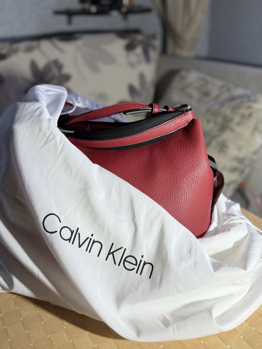 Червона сумка Calvin Klein