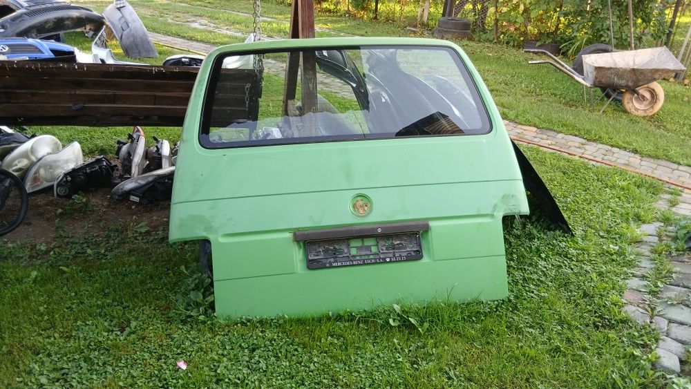 Продам двері задніі т4