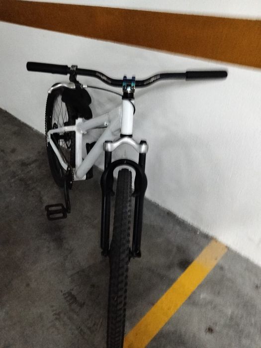 Bicicleta MTB/Dirt — Quadro Branco, Suspensão + Travões de Disco